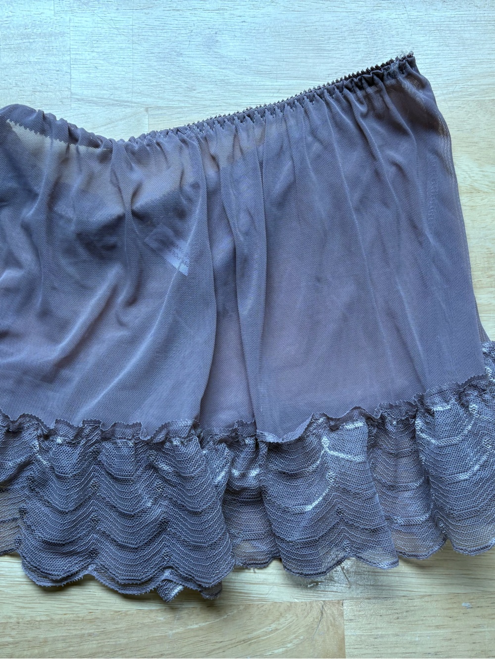 Women's Scalloped Lace Hem Mini Skirt in Mauve